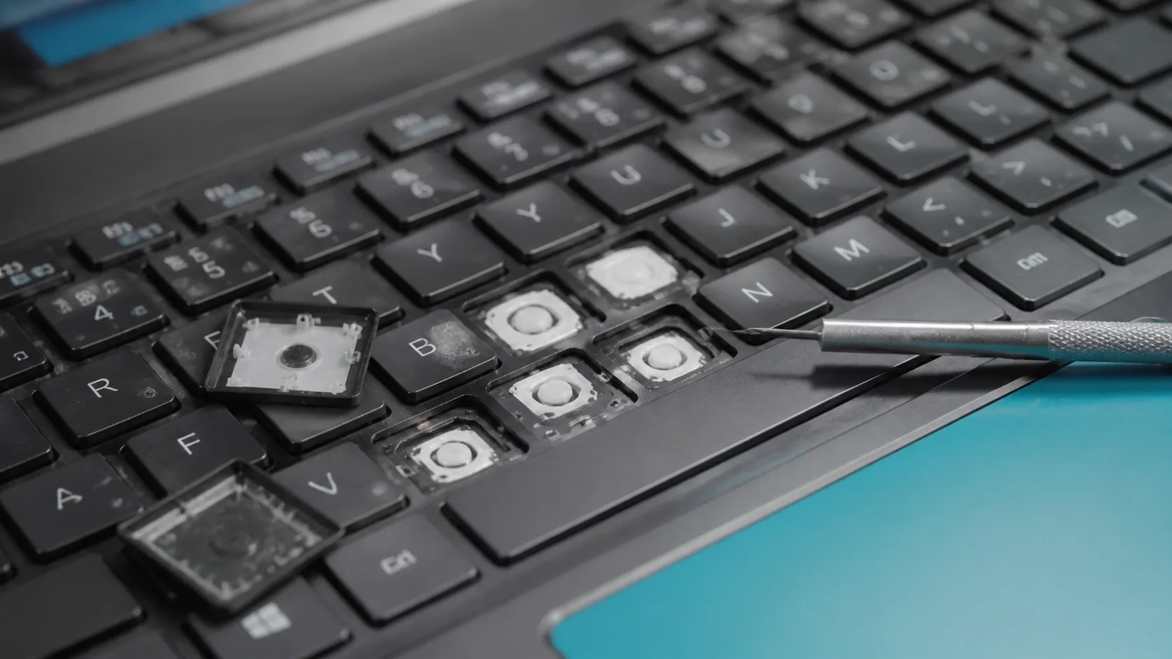 Teclado y piezas de una laptop