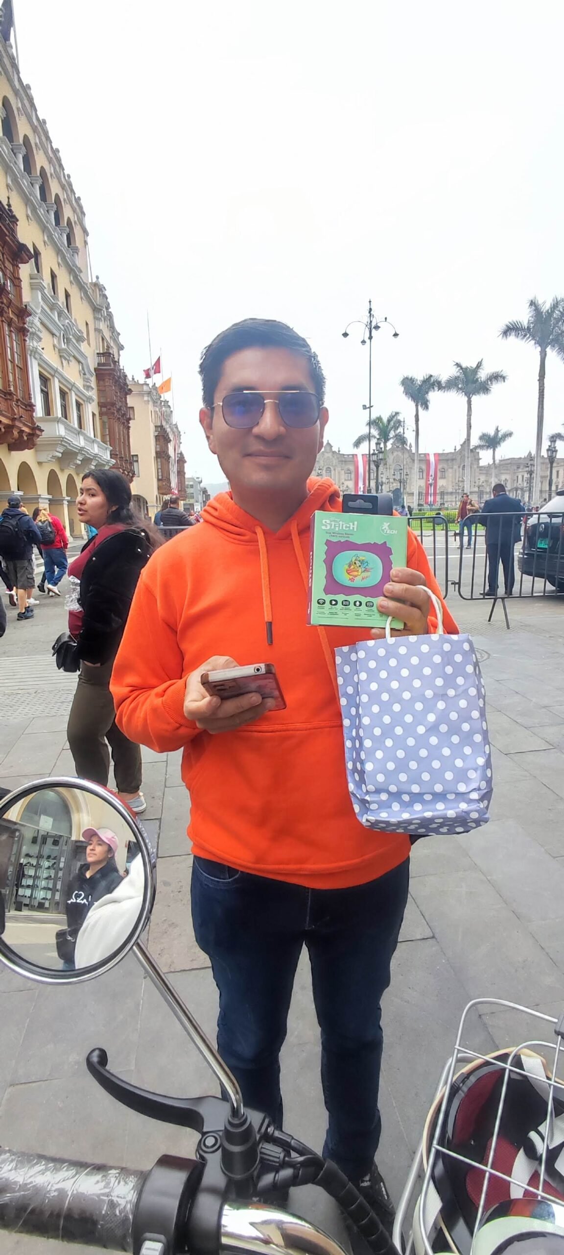 Cliente Lima con audífonos Stitch 3