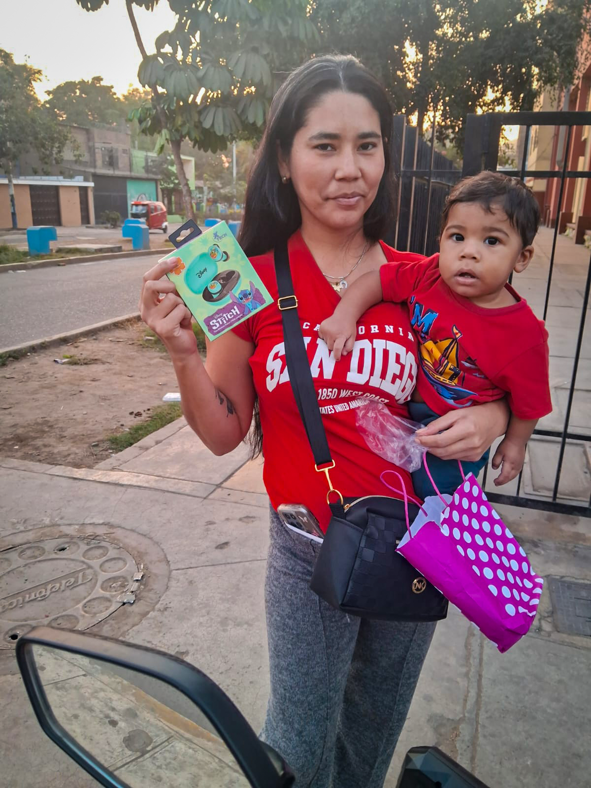 Cliente Lima con audífonos Stitch 2