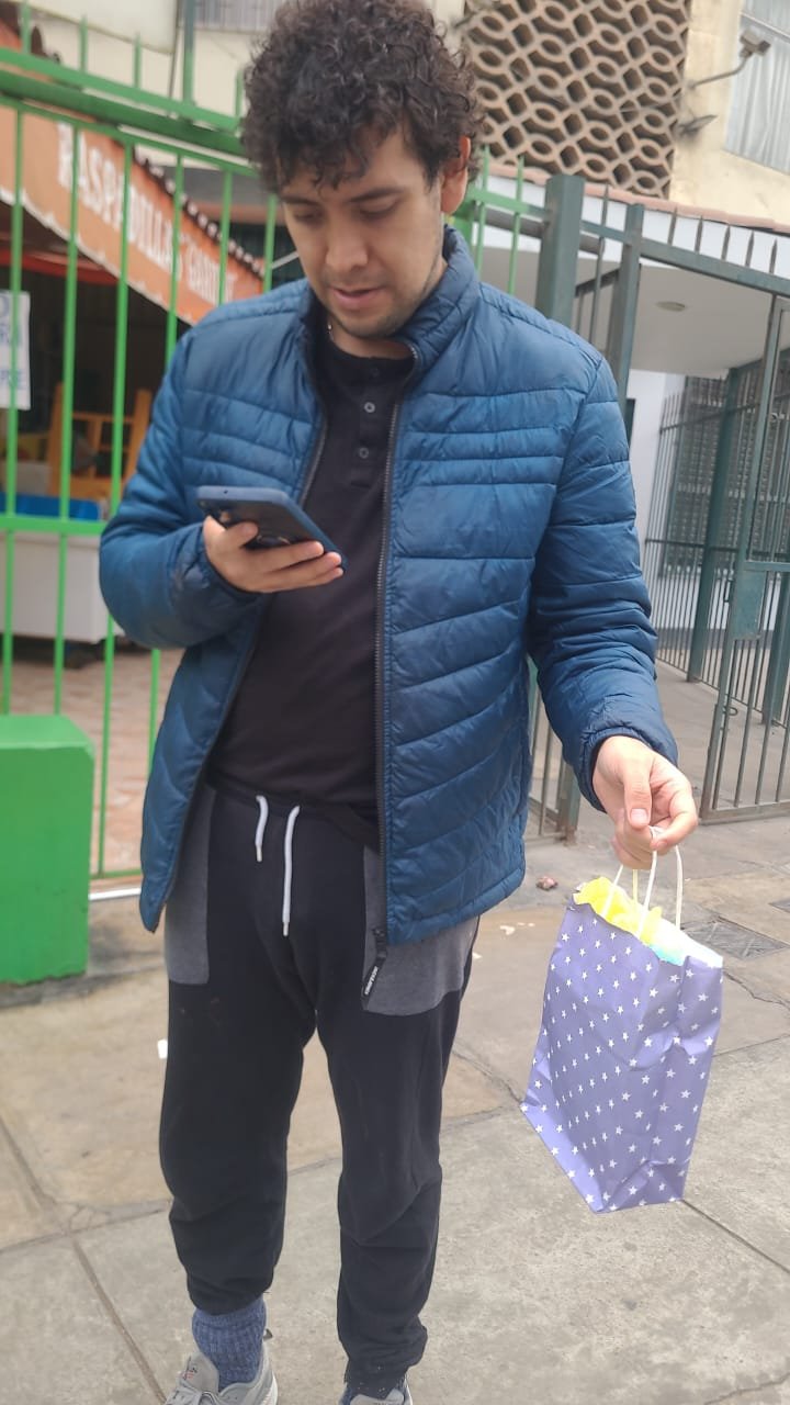 Cliente Lima con audífonos Stitch 10