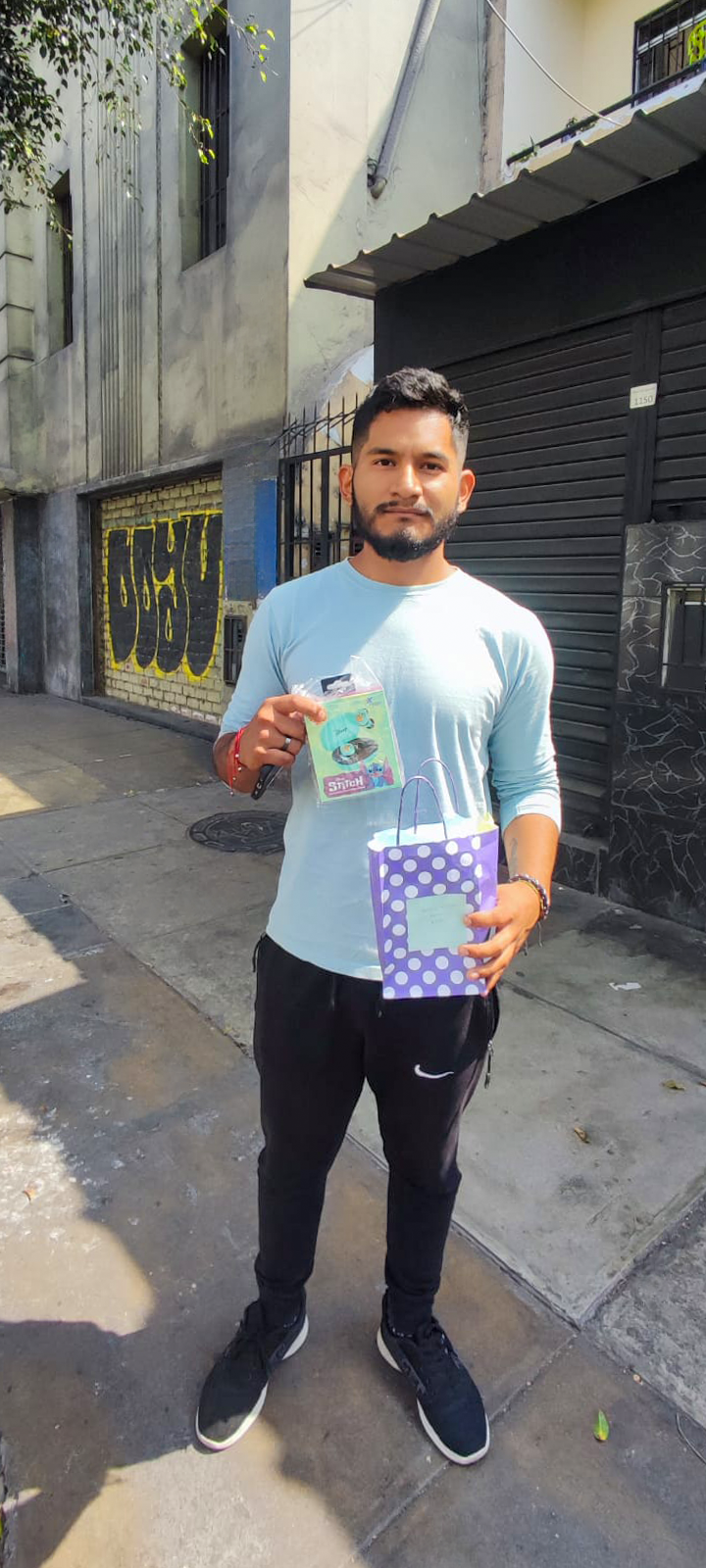 Cliente Lima con audífonos Stitch 8